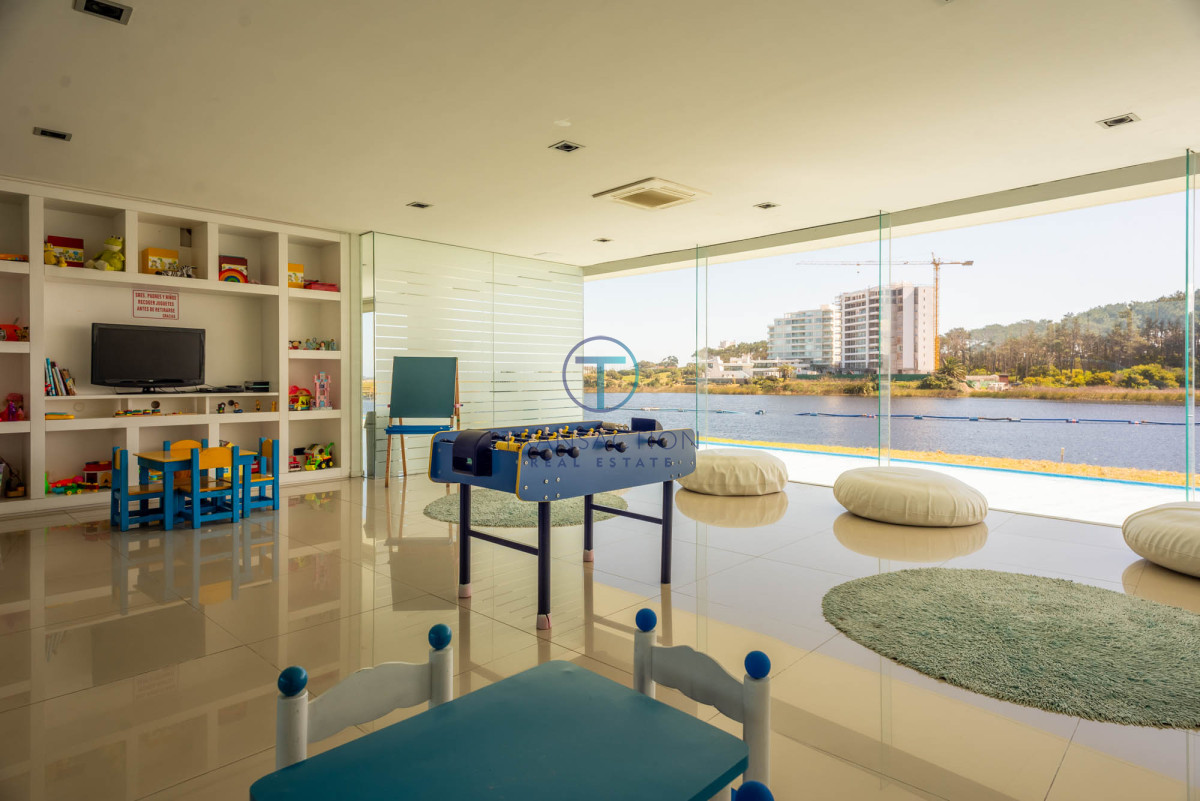 Apartamento ID.1255/Venta-apartamento--Península-de-Punta-del-Este!- - 3 dormitorios vista despejada a la laguna y al mar.