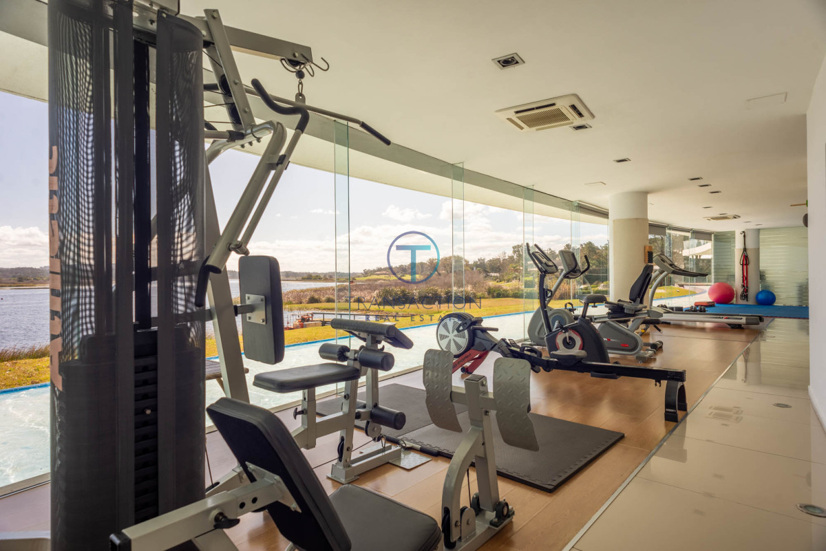 Apartamento ID.1255/Venta-apartamento--Península-de-Punta-del-Este!- - 3 dormitorios vista despejada a la laguna y al mar.