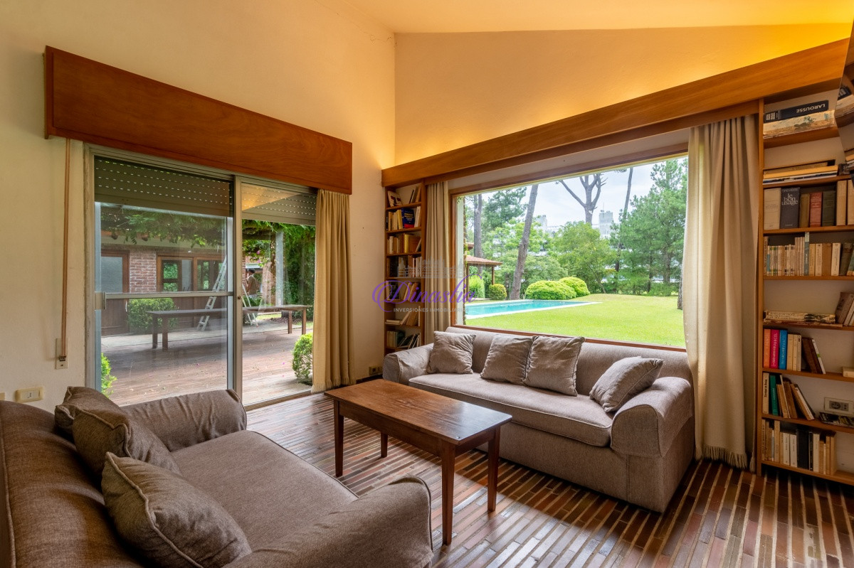 Casa ID.92 - Alquiler Temporario Casa 6 dormitorios y dependencia en Rincon del Indio, Punta del Este.