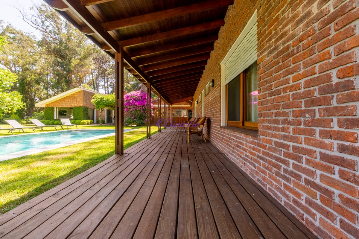 Casa ID.92 - Alquiler Temporario Casa 6 dormitorios y dependencia en Rincon del Indio, Punta del Este.