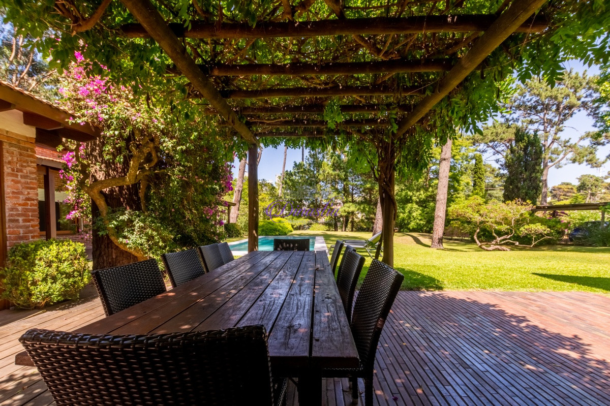 Casa ID.92 - Alquiler Temporario Casa 6 dormitorios y dependencia en Rincon del Indio, Punta del Este.