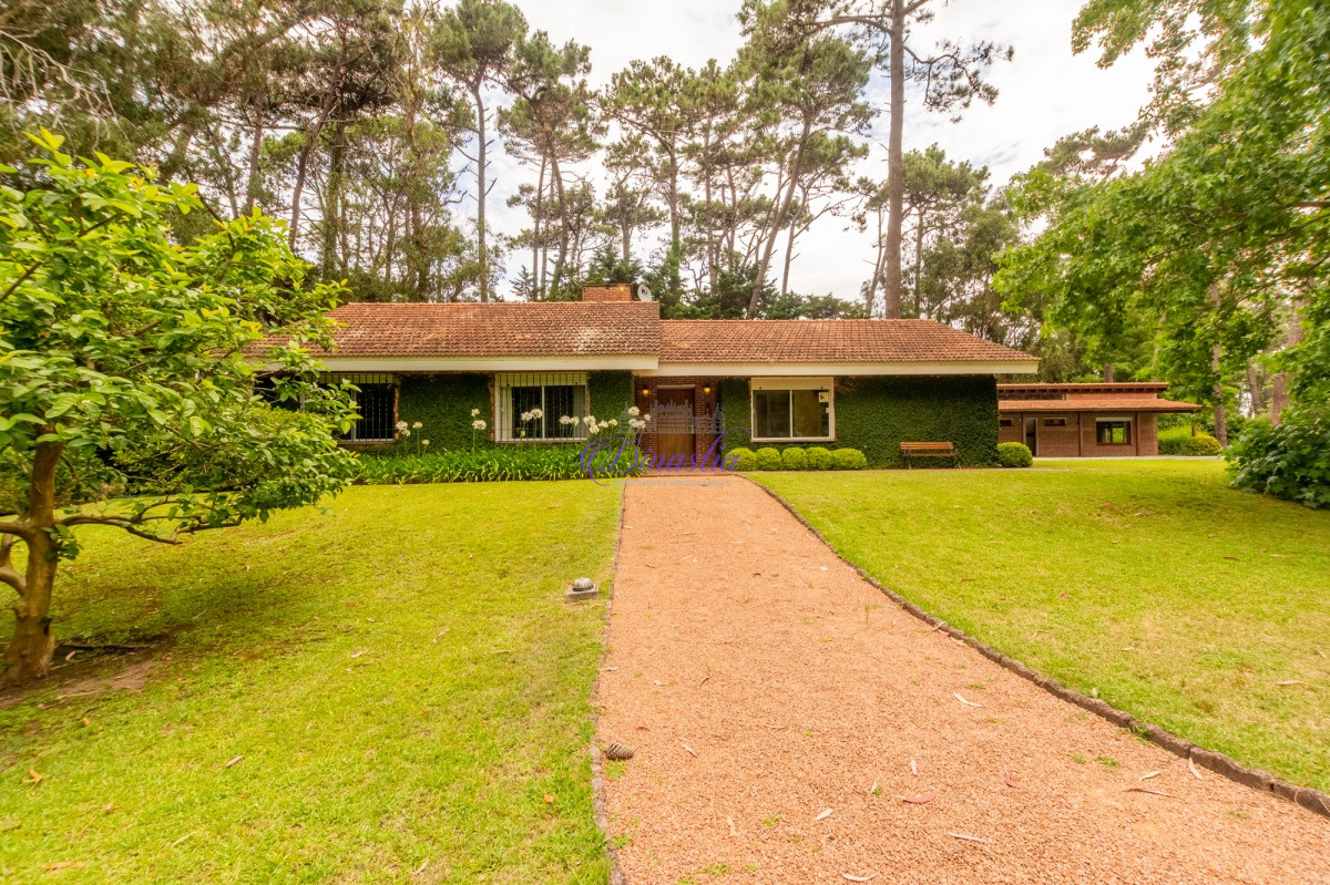 Casa ID.92 - Alquiler Temporario Casa 6 dormitorios y dependencia en Rincon del Indio, Punta del Este.