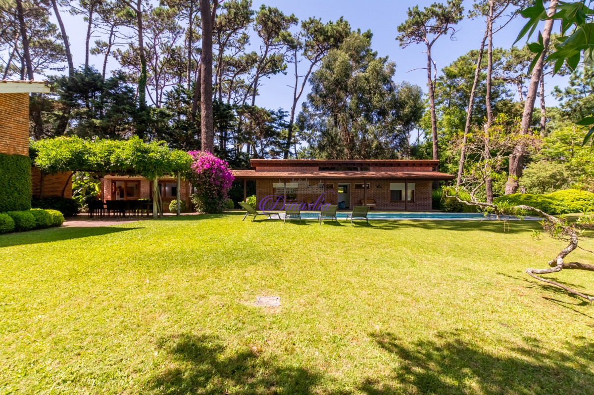 Casa ID.92 - Alquiler Temporario Casa 6 dormitorios y dependencia en Rincon del Indio, Punta del Este.