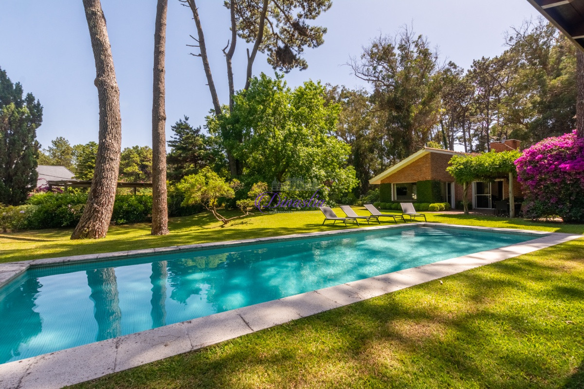 Casa ID.92 - Alquiler Temporario Casa 6 dormitorios y dependencia en Rincon del Indio, Punta del Este.