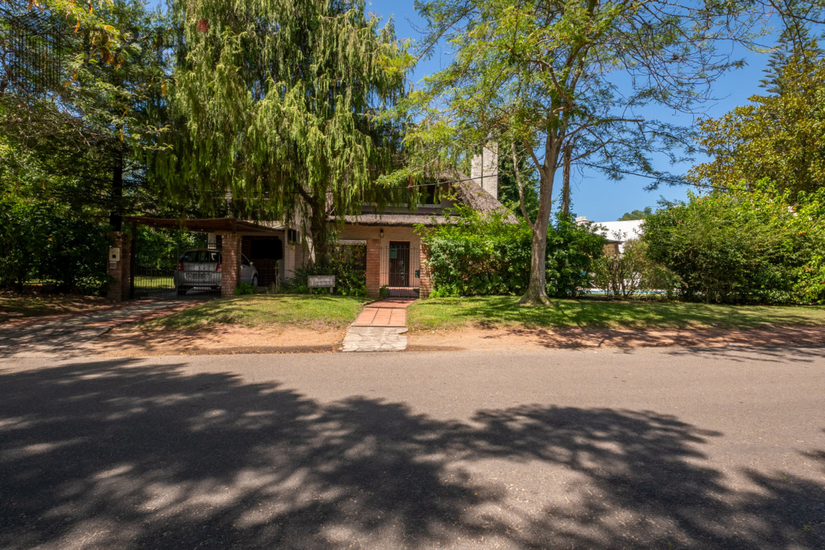 Casa ID.6656 - Venta casa 5 dormitorios, piscina y garage