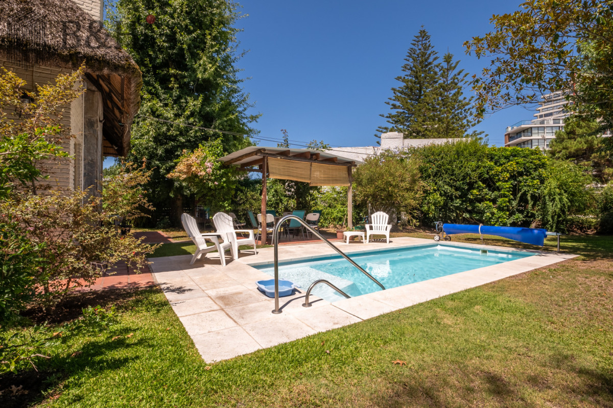 Casa ID.6656 - Venta casa 5 dormitorios, piscina y garage