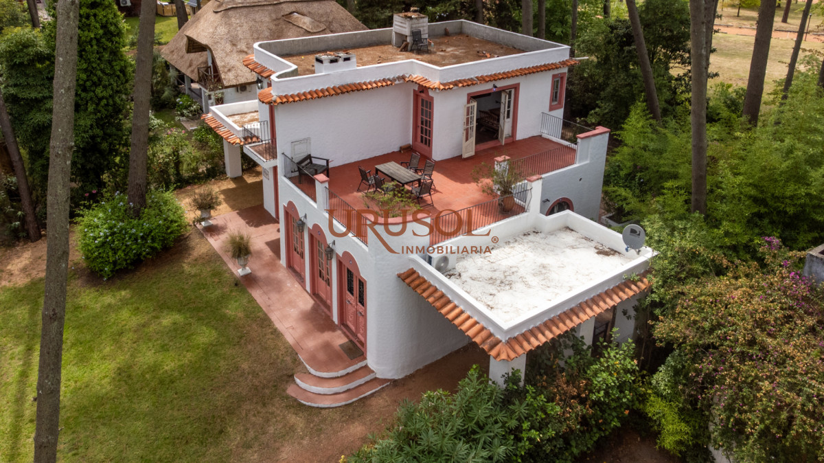 Casa ID.129 - Casa de estilo en Pinares, 4 habitaciones y 3 baños