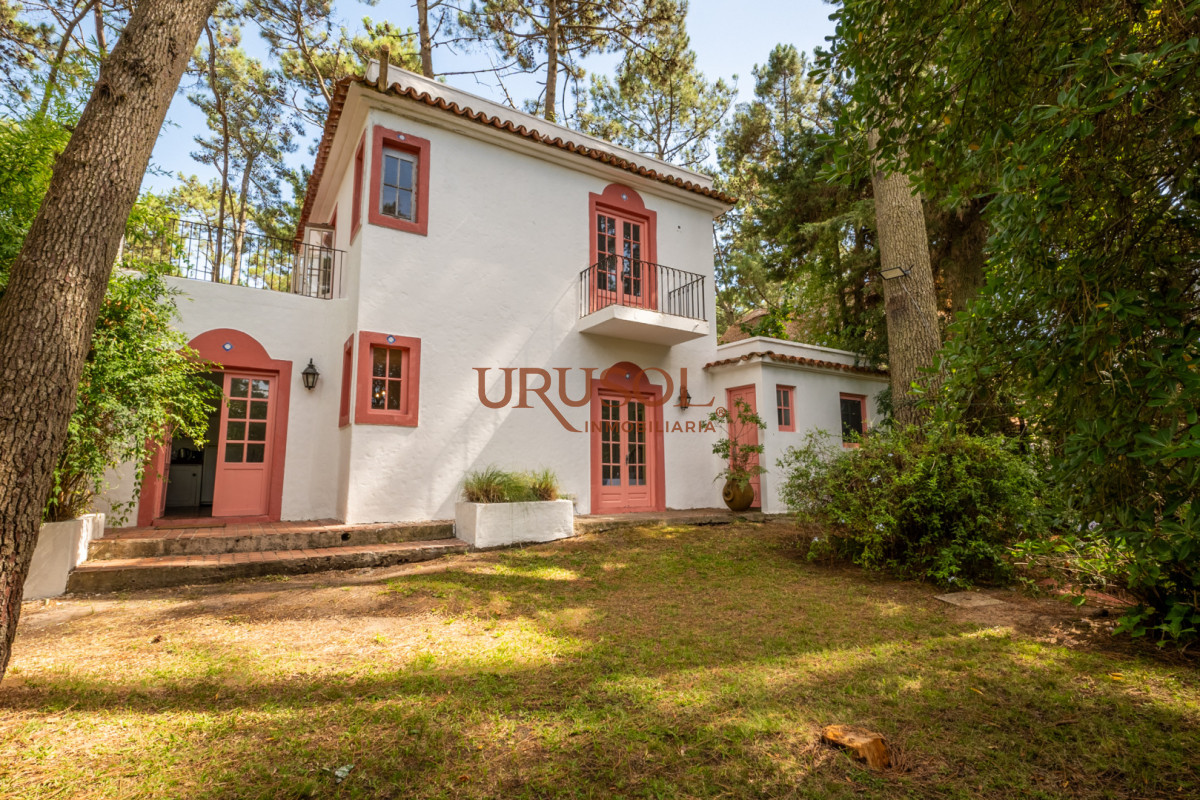Casa ID.129 - Casa de estilo en Pinares, 4 habitaciones y 3 baños