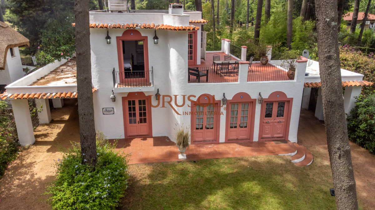 Casa ID.129 - Casa de estilo en Pinares, 4 habitaciones y 3 baños