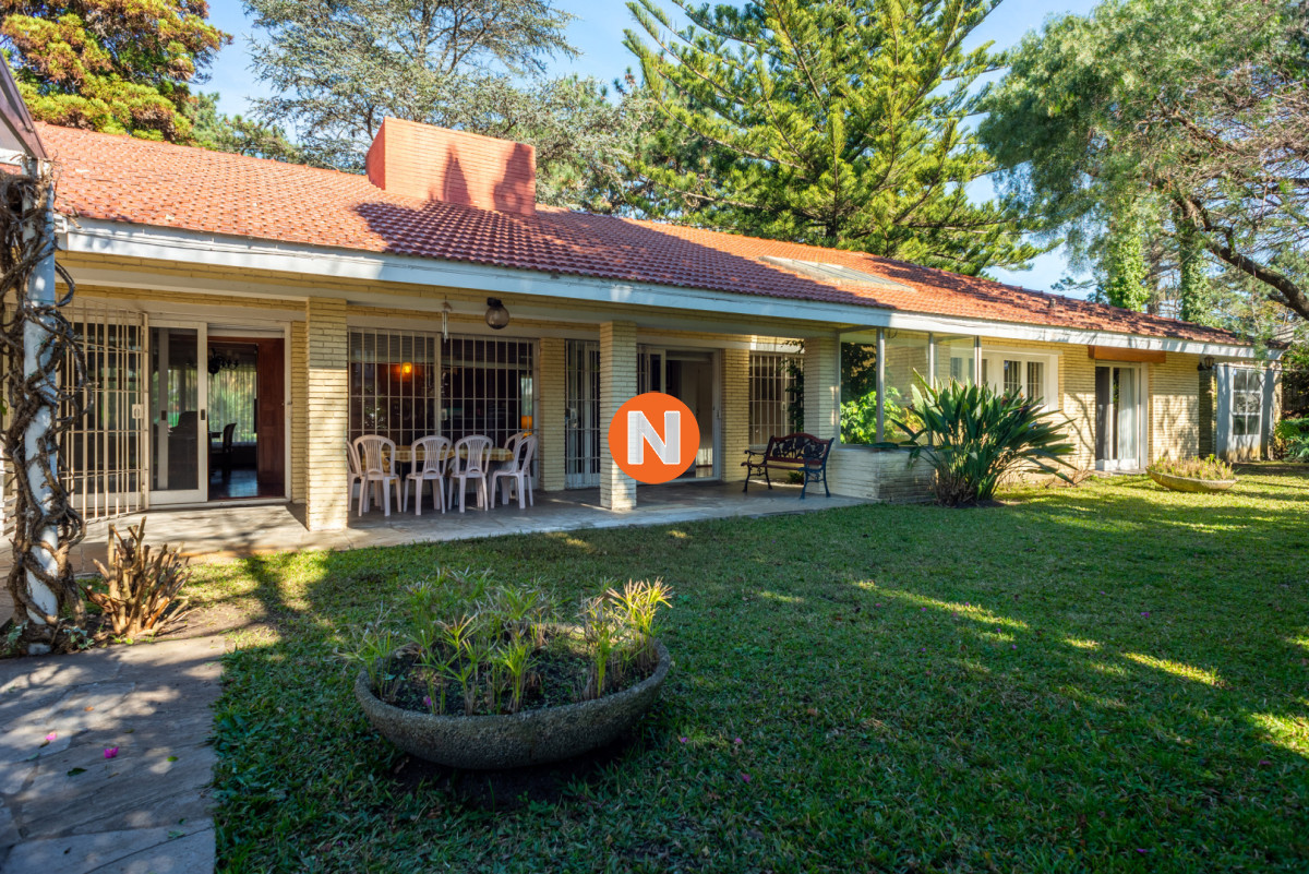 Casa Ref.225801 - 4 dormitorios y dependencia, excelente construccion