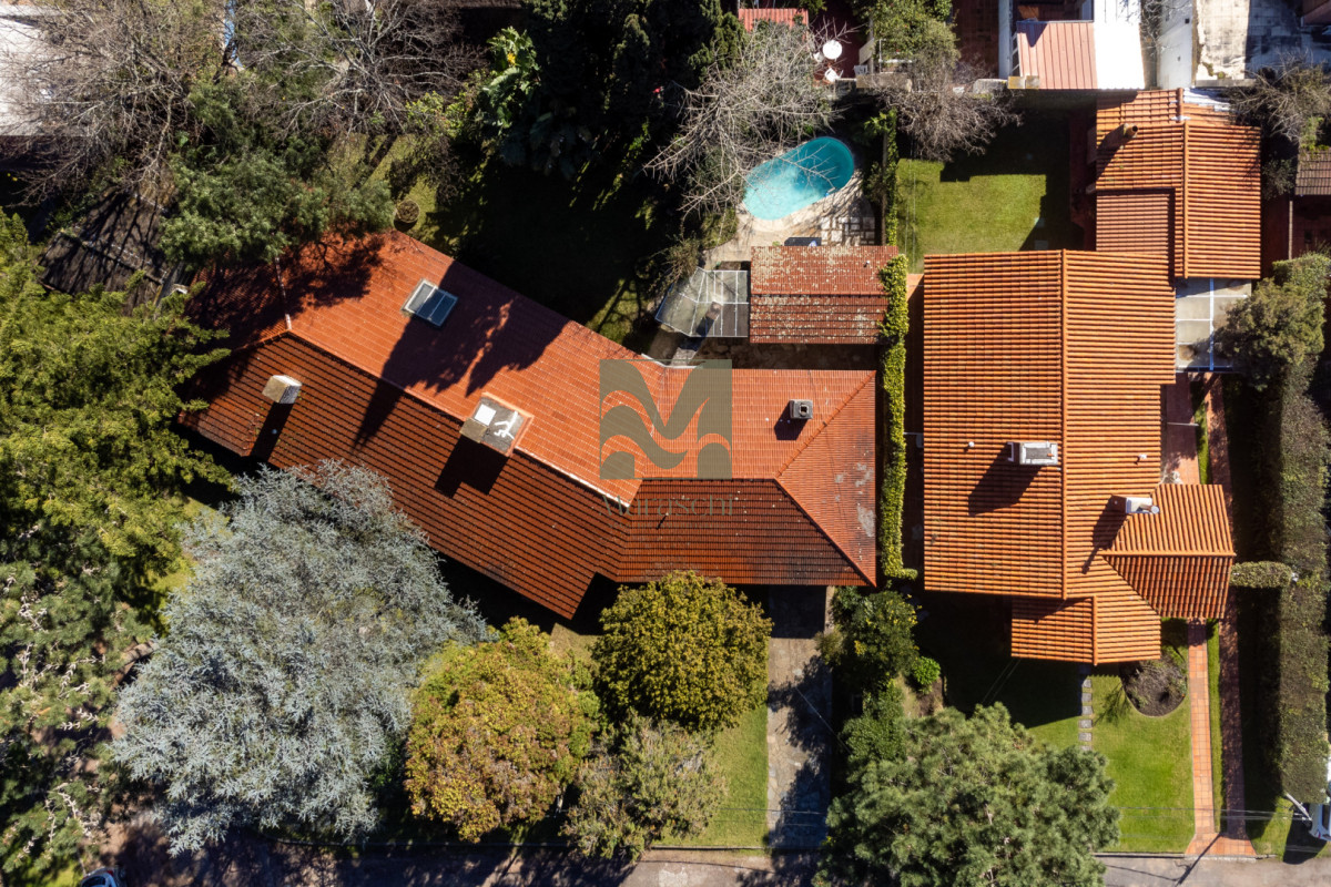 Casa ID.996 - 4 dormitorios y dependencia, excelente construccion