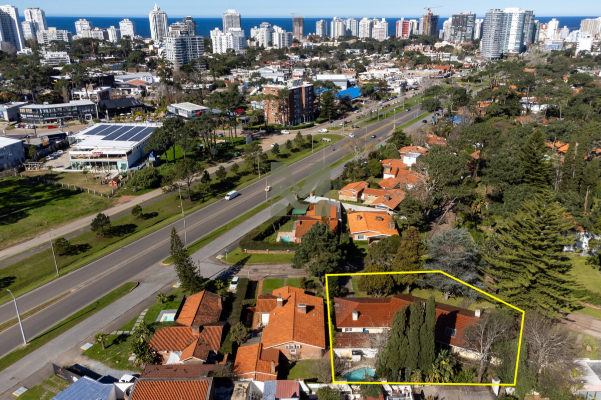 Casa ID.996 - 4 dormitorios y dependencia, excelente construccion