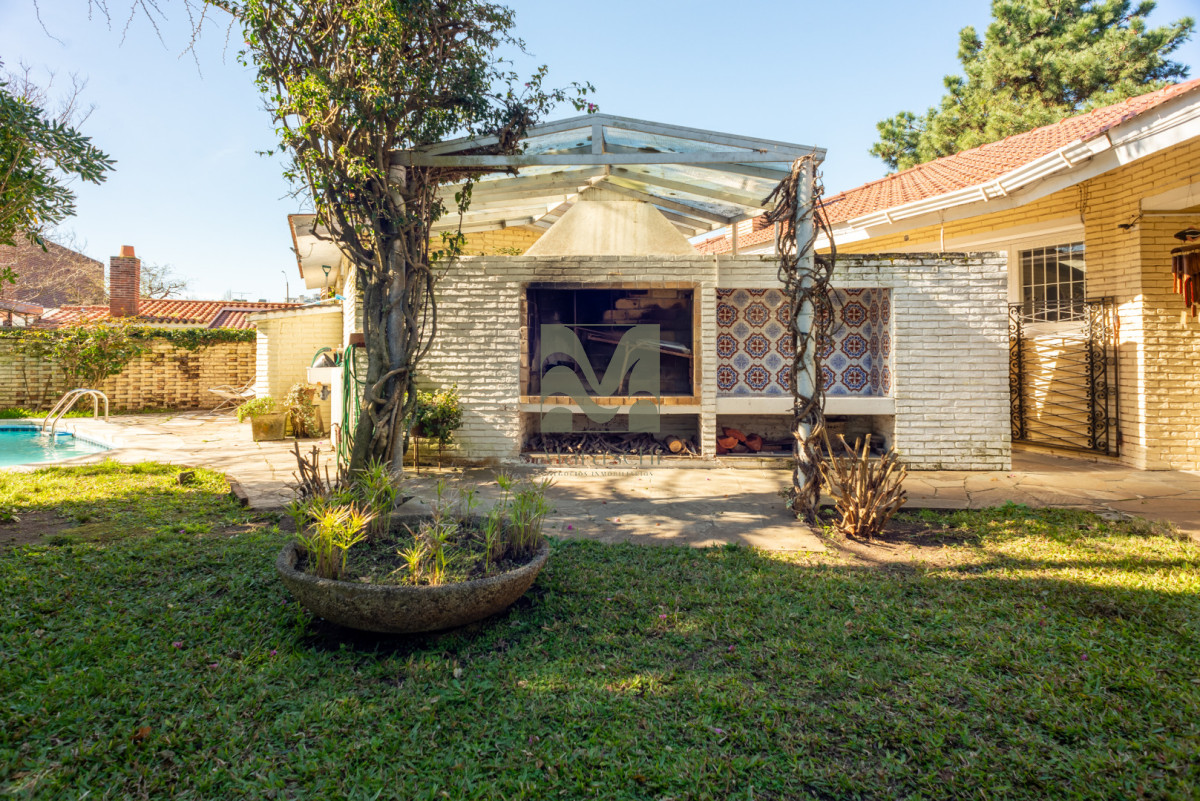 Casa ID.996 - 4 dormitorios y dependencia, excelente construccion
