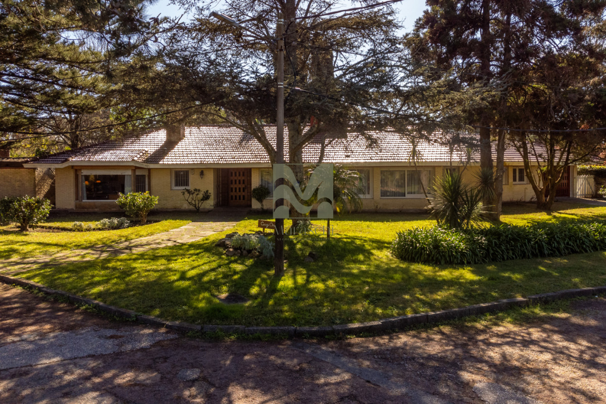Casa ID.996 - 4 dormitorios y dependencia, excelente construccion