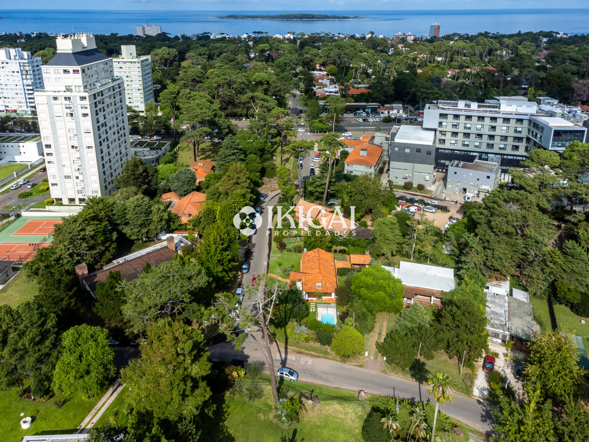 Casa ID.421 - 3 dormitorios con piscina, Cantegril, Punta del Este