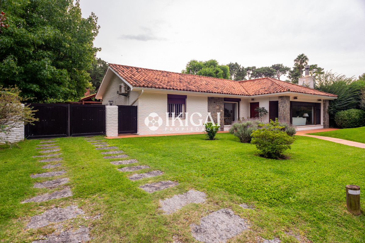 Casa ID.421 - 3 dormitorios con piscina, Cantegril, Punta del Este
