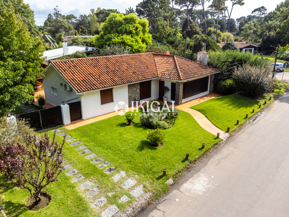 Casa ID.421 - 3 dormitorios con piscina, Cantegril, Punta del Este