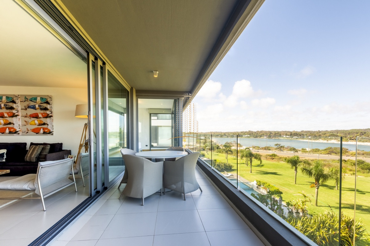 Apartamento ID.428 -  Apartamento en alquiler y venta 3 dormitorios y dependencia - Tiburon Terrazas Barra - Punta del Este