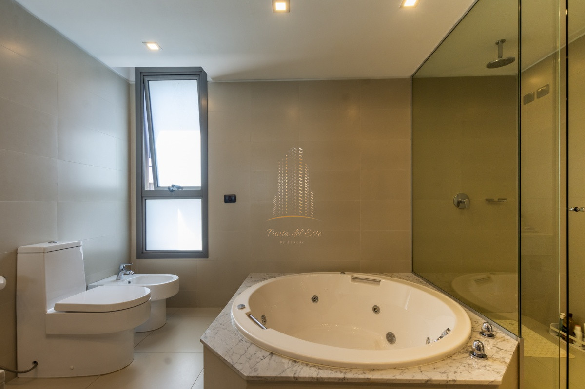 Apartamento ID.428 -  Apartamento en alquiler y venta 3 dormitorios y dependencia - Tiburon Terrazas Barra - Punta del Este