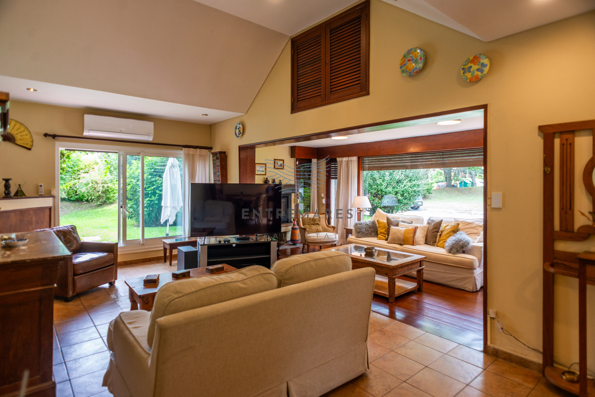 Casa ID.106 - 3 dormitorios con piscina, Cantegril, Punta del Este