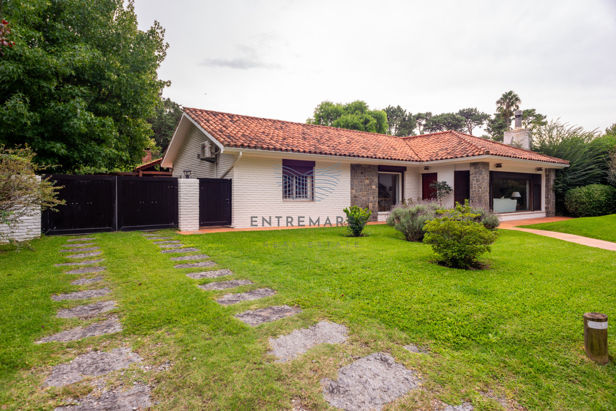 Casa ID.106 - 3 dormitorios con piscina, Cantegril, Punta del Este