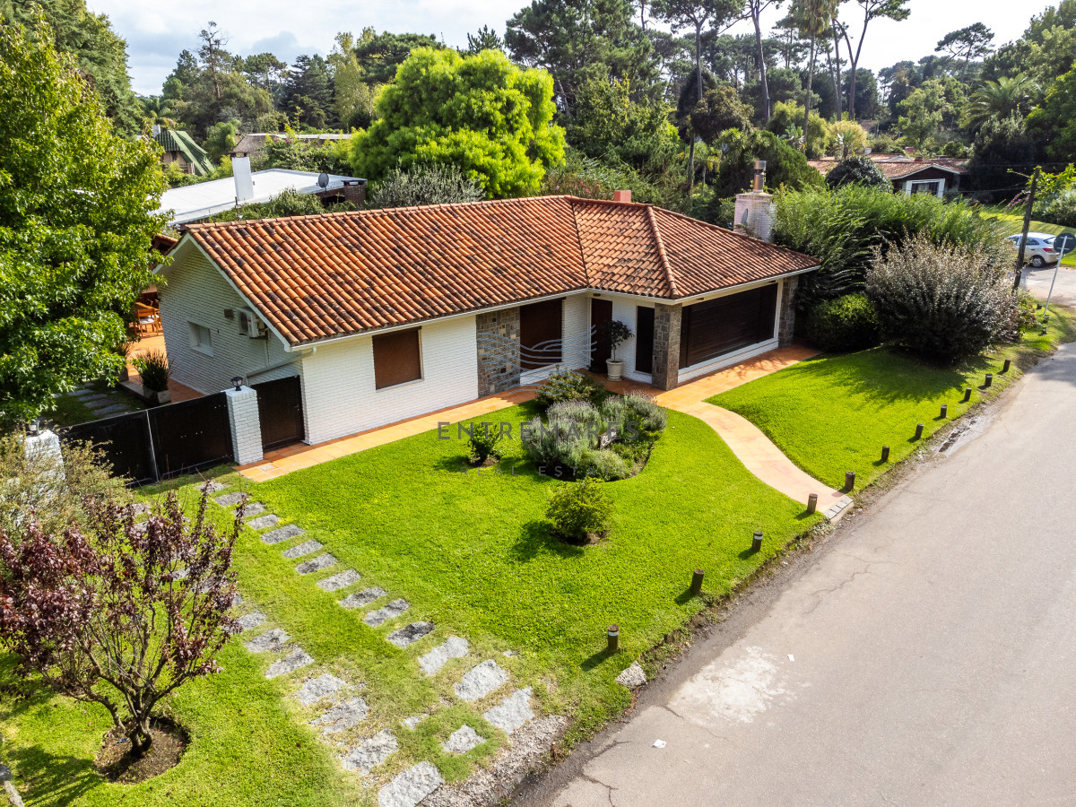 Casa ID.106 - 3 dormitorios con piscina, Cantegril, Punta del Este