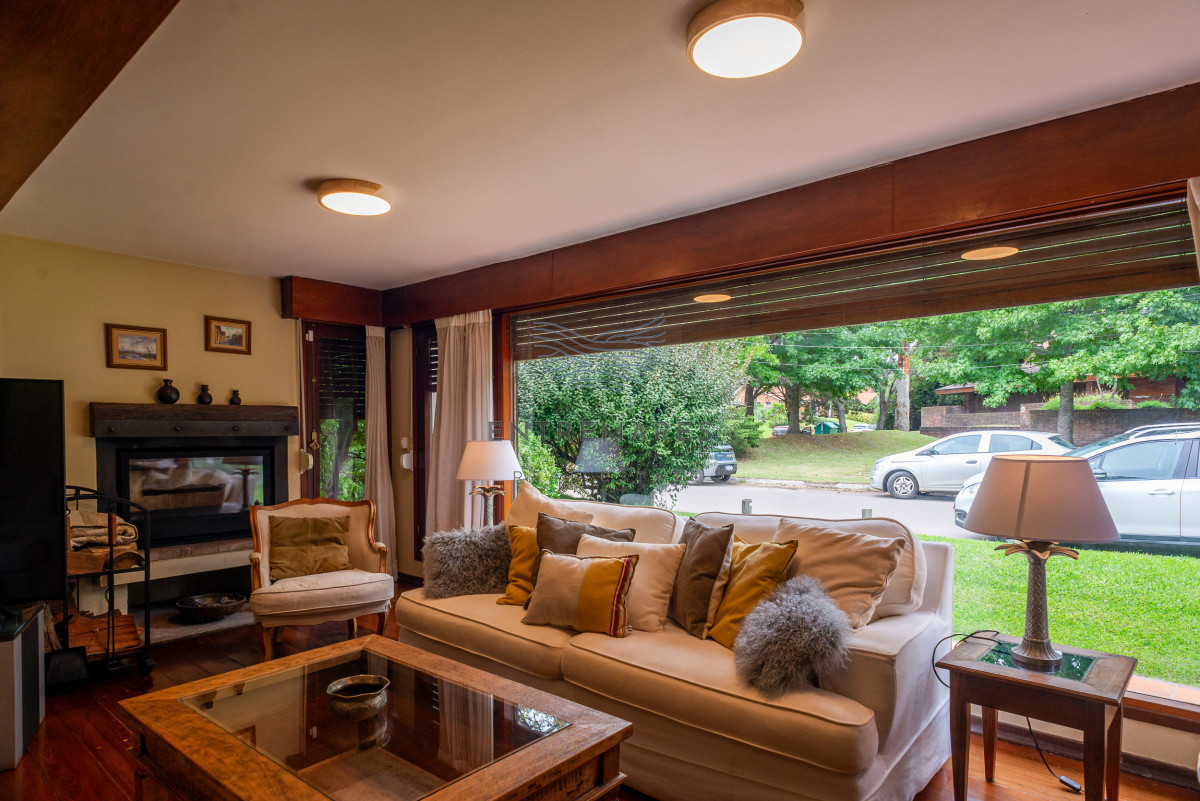 Casa ID.106 - 3 dormitorios con piscina, Cantegril, Punta del Este