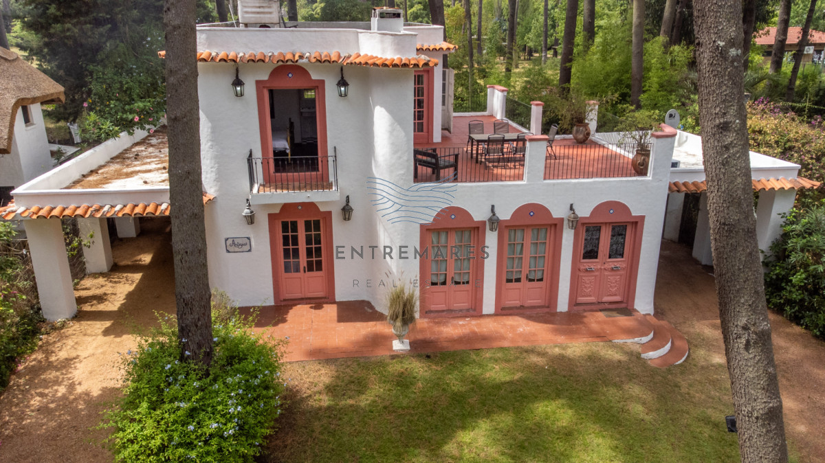 Casa ID.383 - Casa de estilo en Pinares, 4 habitaciones y 3 baños