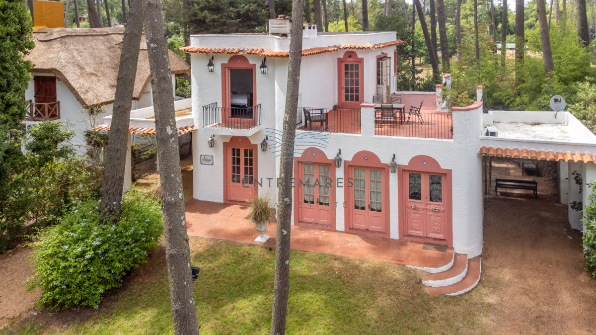 Casa ID.383 - Casa de estilo en Pinares, 4 habitaciones y 3 baños