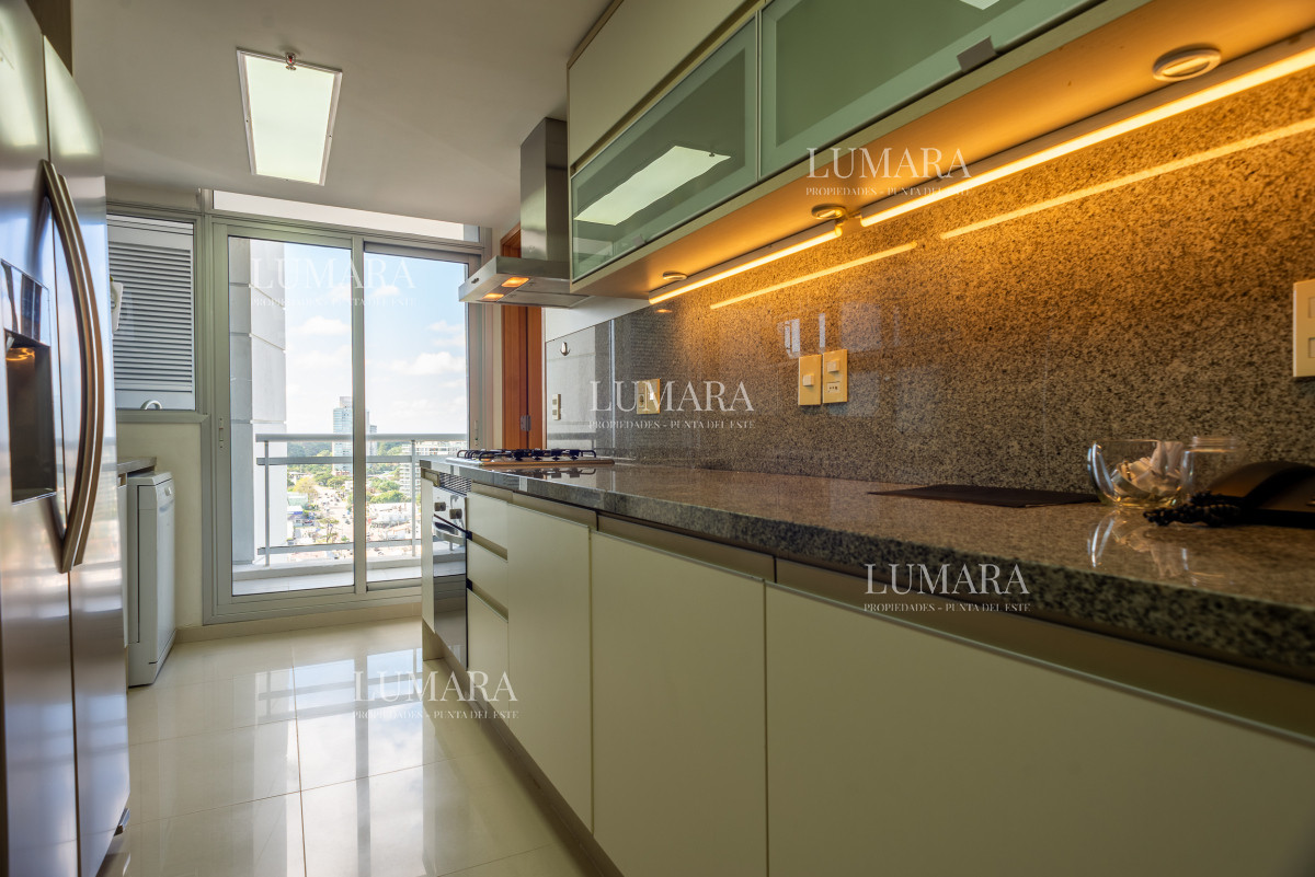 Apartamento ID.3290 - 3 y dependencia Sunrise Tower, Piso Alto, Playa Mansa