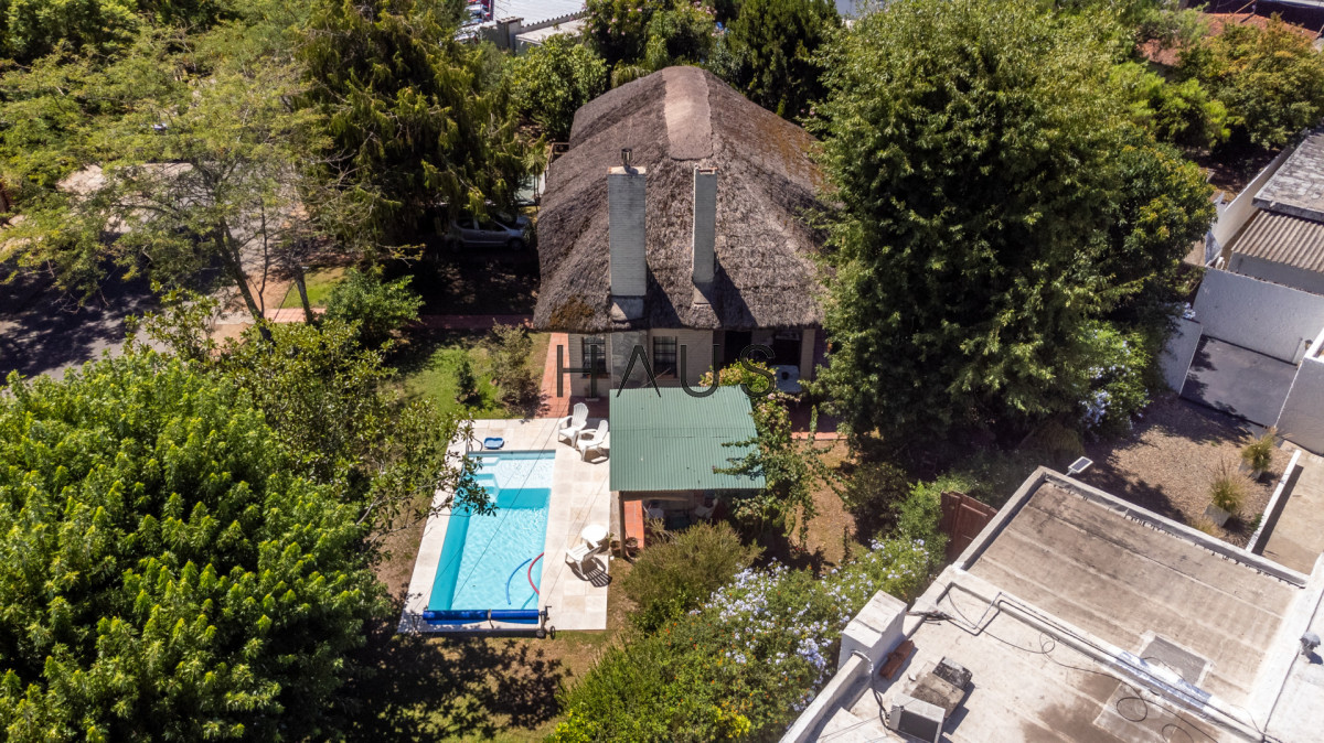 Casa ID.615 - Venta casa 5 dormitorios, piscina y garage