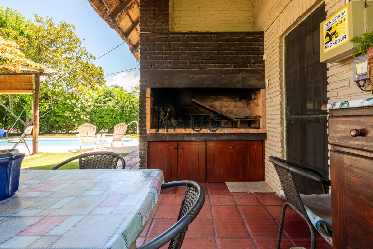 Casa ID.615 - Venta casa 5 dormitorios, piscina y garage