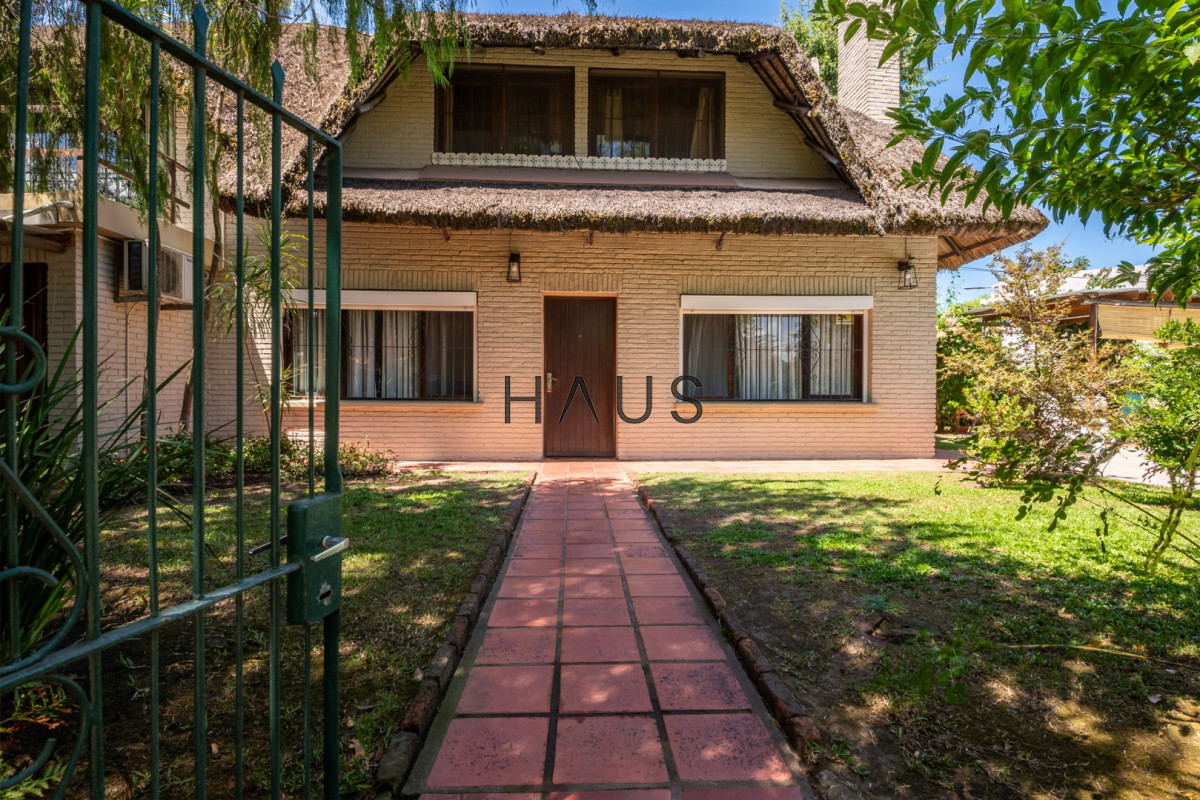 Casa ID.615 - Venta casa 5 dormitorios, piscina y garage