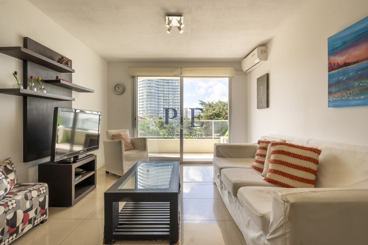 Apartamento en venta de 2 dormitorios en Playa Mansa, a pasos del mar.