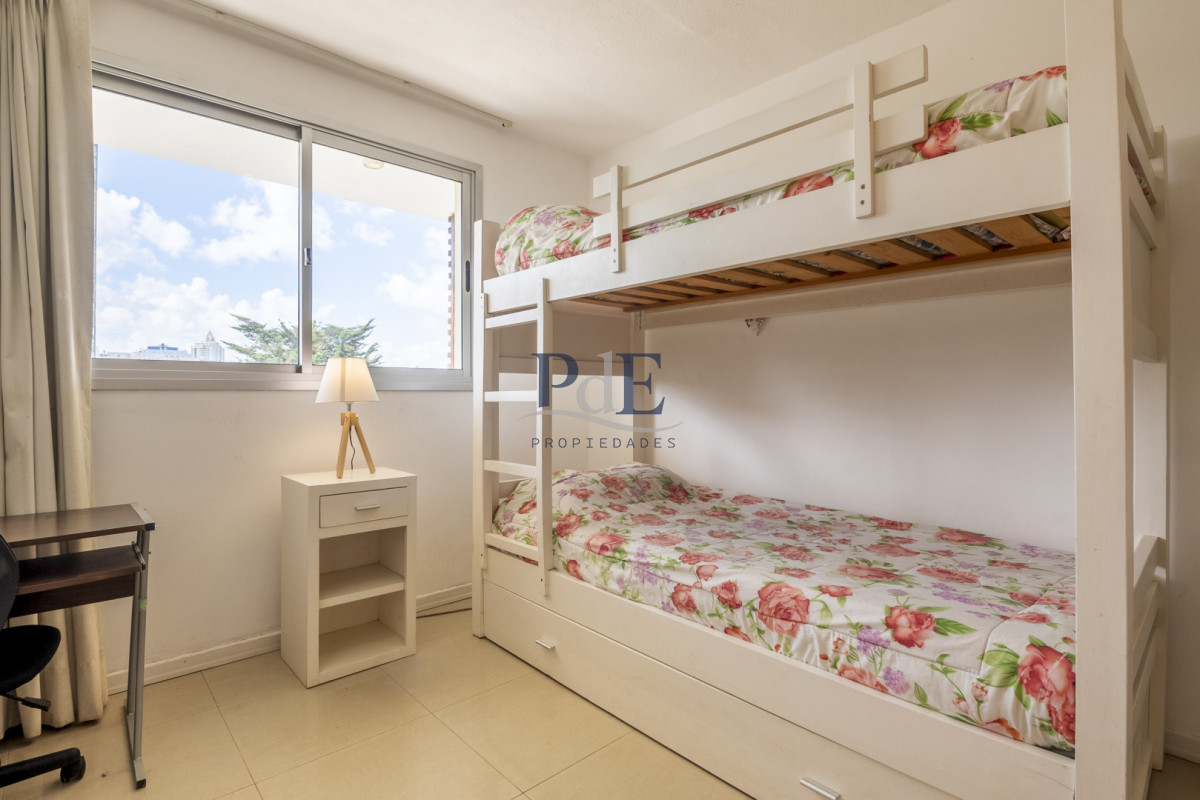 Apartamento en venta de 2 dormitorios en Playa Mansa, a pasos del mar. - Imagen 8