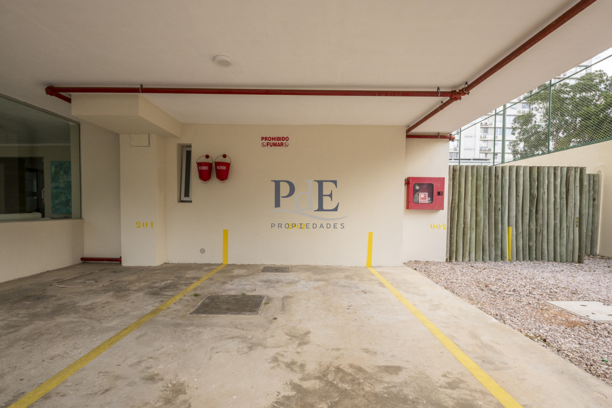 Apartamento en venta de 2 dormitorios en Playa Mansa, a pasos del mar. - Imagen 12