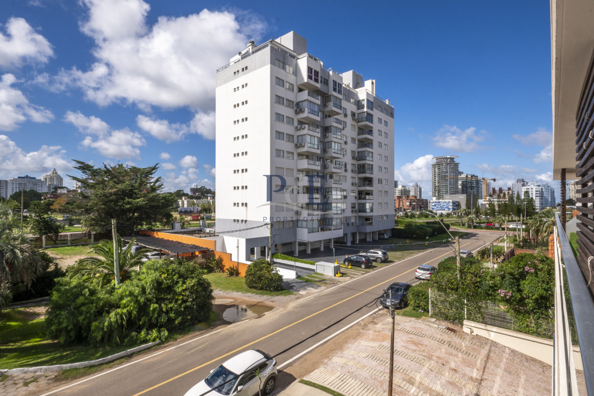 Apartamento en venta de 2 dormitorios en Playa Mansa, a pasos del mar. - Imagen 11