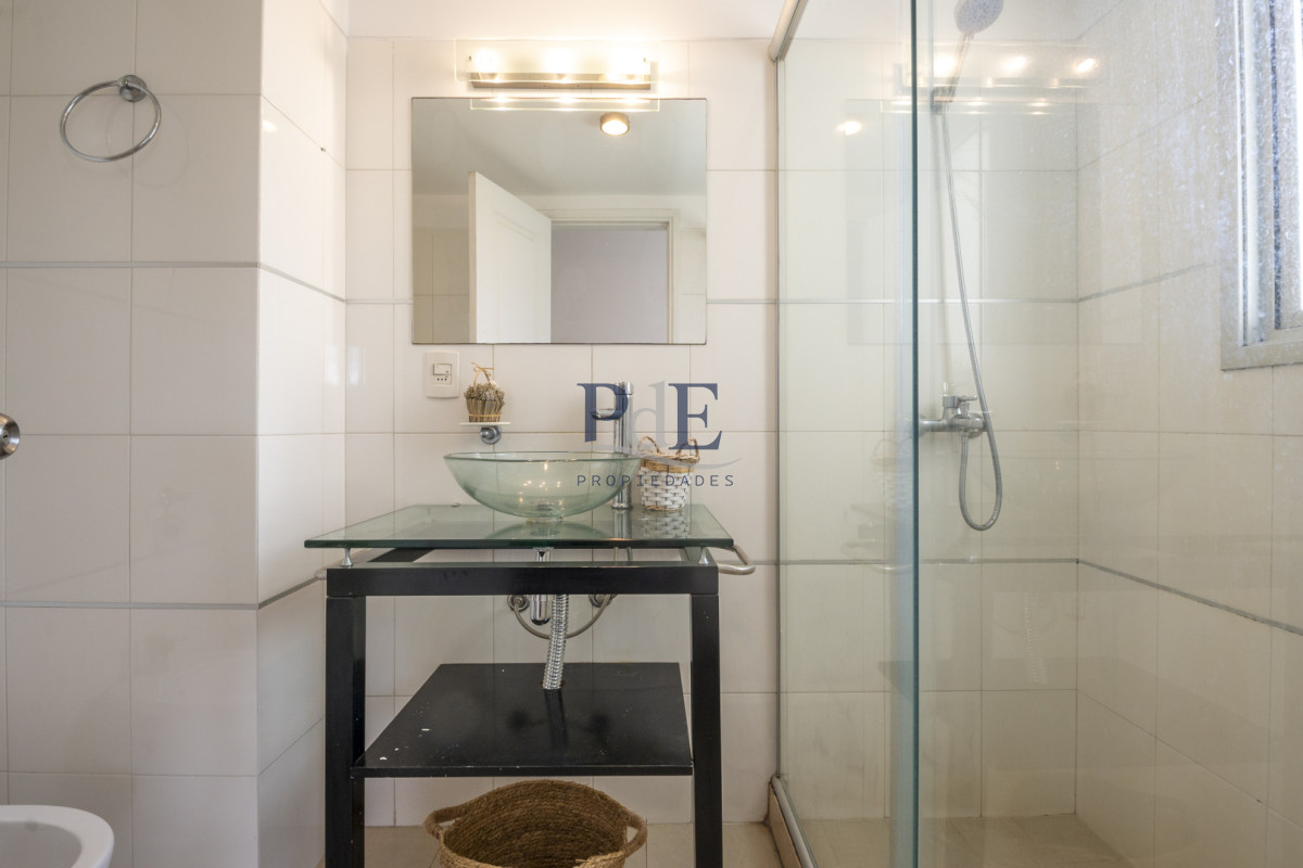 Apartamento en venta de 2 dormitorios en Playa Mansa, a pasos del mar. - Imagen 9