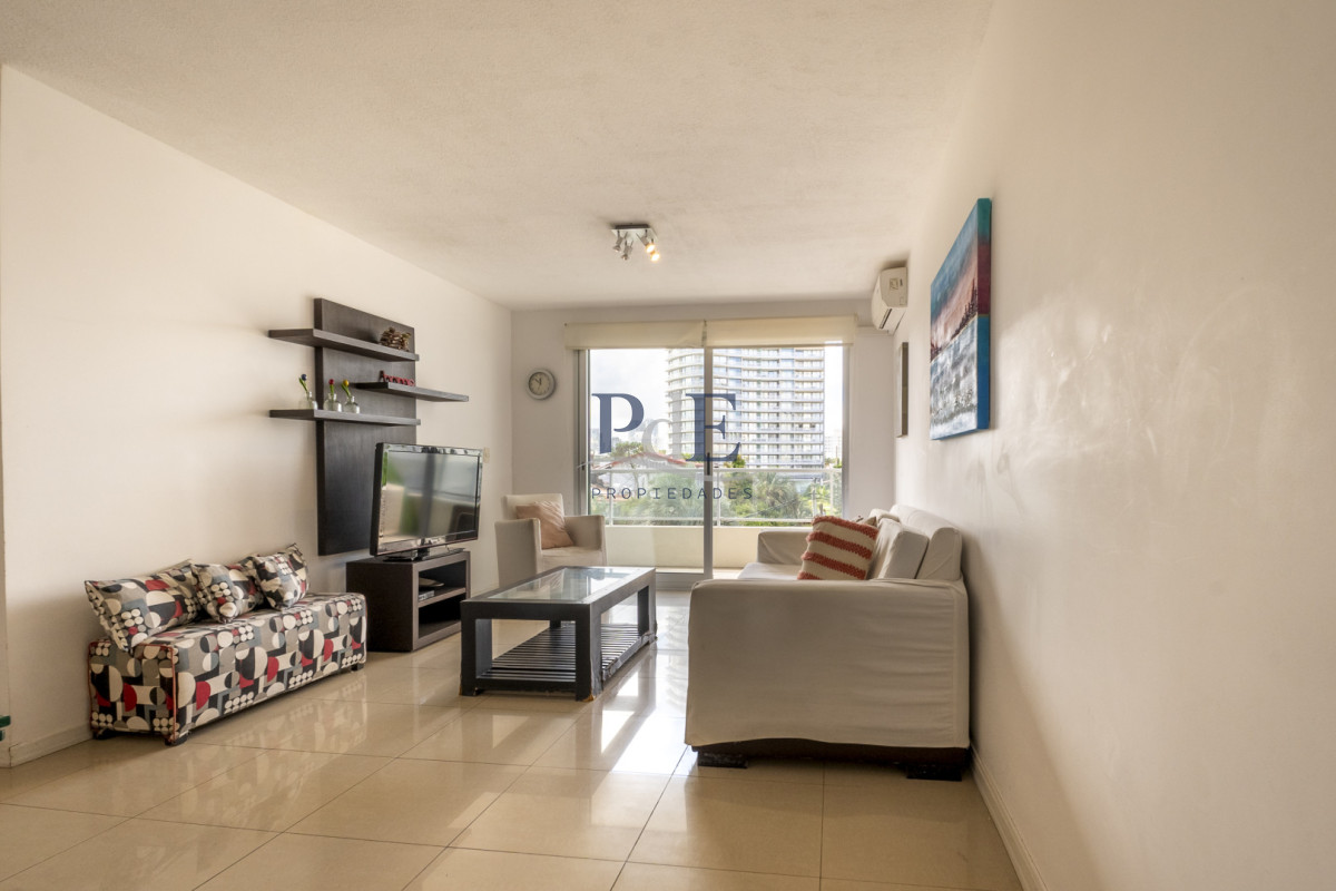 Apartamento en venta de 2 dormitorios en Playa Mansa, a pasos del mar. - Imagen 1