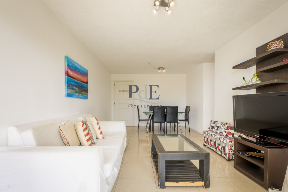 Apartamento en venta de 2 dormitorios en Playa Mansa, a pasos del mar. - Imagen 2