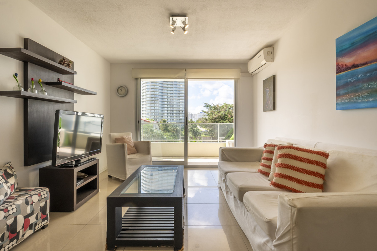 Apartamento en venta de 2 dormitorios en Playa Mansa, a pasos del mar.