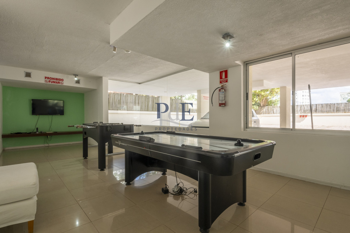 Apartamento en venta de 2 dormitorios en Playa Mansa, a pasos del mar. - Imagen 17