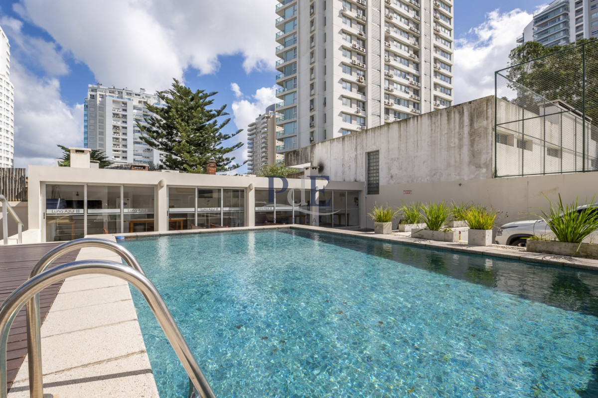 Apartamento en venta de 2 dormitorios en Playa Mansa, a pasos del mar. - Imagen 13