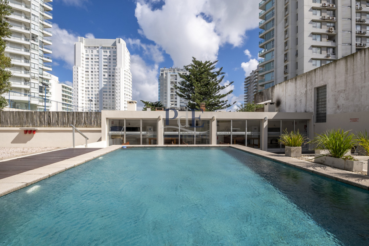 Apartamento en venta de 2 dormitorios en Playa Mansa, a pasos del mar. - Imagen 14