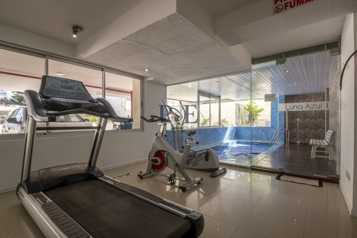 Apartamento en venta de 2 dormitorios en Playa Mansa, a pasos del mar. - Imagen 15