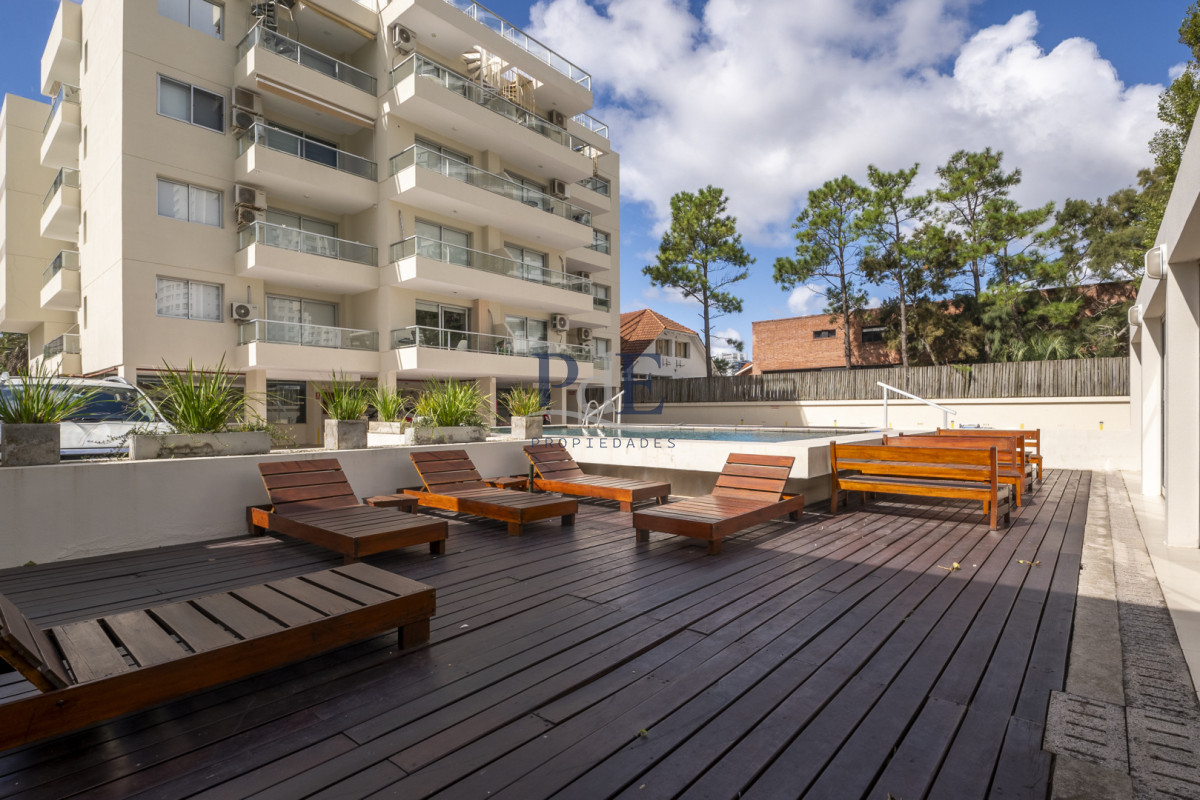 Apartamento en venta de 2 dormitorios en Playa Mansa, a pasos del mar. - Imagen 18