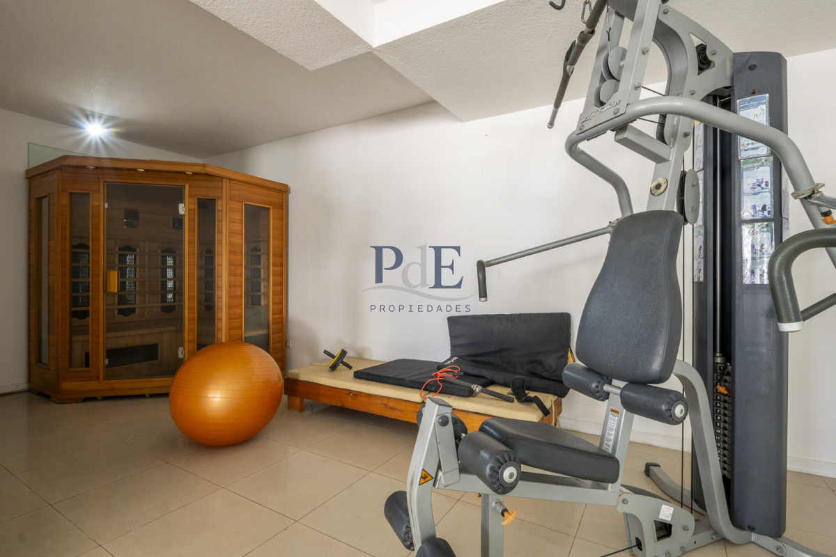 Apartamento en venta de 2 dormitorios en Playa Mansa, a pasos del mar. - Imagen 16