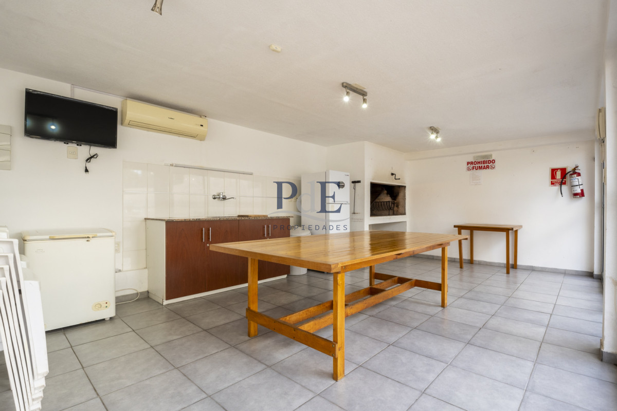 Apartamento en venta de 2 dormitorios en Playa Mansa, a pasos del mar. - Imagen 20