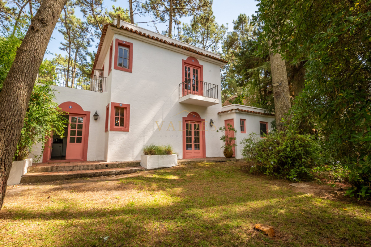 Casa ID.5242 - Casa de estilo en Pinares, 4 habitaciones y 3 baños