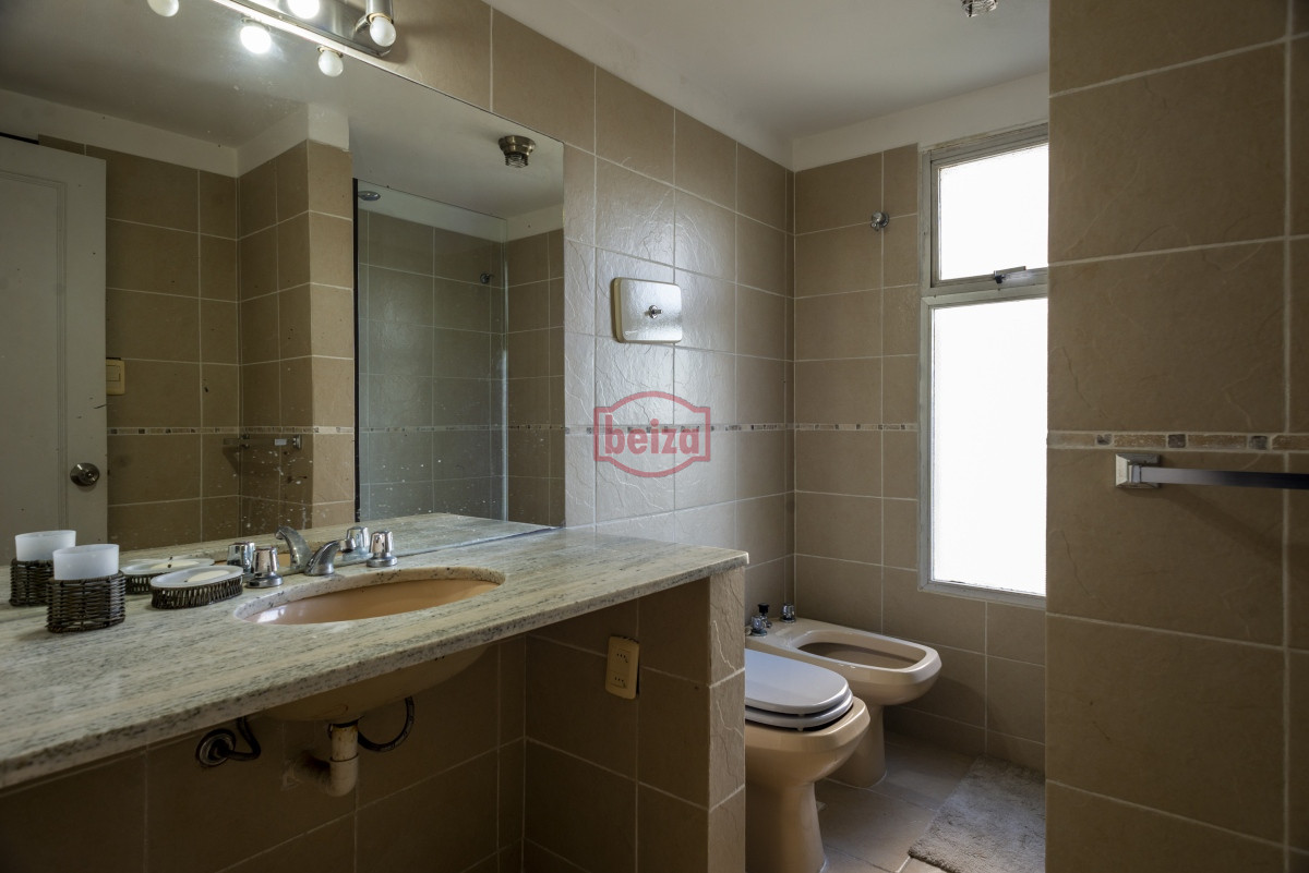 Apartamento ID.166301/Espectacular-departamento-de-1-dormitorio-recilado-en-venta-frente-al-mar - 2 dormitorios y garage Roosevelt - Punta del Este